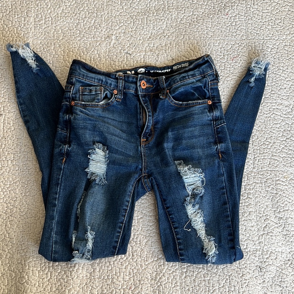 Distressed skinny jeans 👖